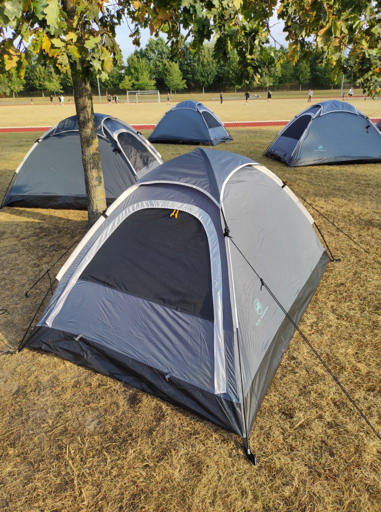 Leiriläiset yöpyivät kukin omassa, yhden hengen teltassaan. Teltat tuotiin ukkosmyrskyn alta sisälle ja viimeiset yöt leiriläiset nukkuivat A.P. Møllerin koulun liikuntasalissa. Kuva: Susanna Kantola