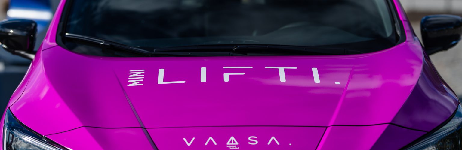 Kuvituskuva Vaasan kaupunkin violetista Nissan-yhteiskäyttöautosta. Kuva: Mikael Matikainen
