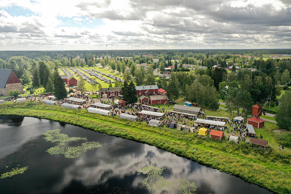 Kuvituskuva markkina-alueesta jokirannassa