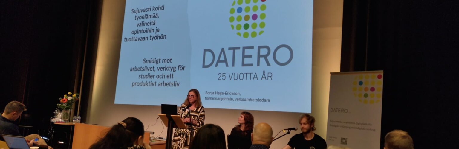 Dateron 25-vuotisjuhlaseminaarin avaus Vaasan pääkirjaston Draama-salissa